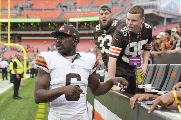 FILE - Cleveland Browns linebacker Jeremiah Owusu-Koramoah greets fans after the NFL preseason football game against the Green Bay Packers, Saturday, Aug. 10, 2024, in Cleveland. (AP Photo/Sue Ogrocki, File)