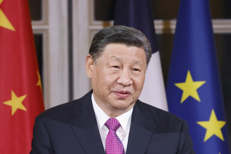 BESTAND - De Chinese president Xi Jinping spreekt tijdens een toost tijdens een staatsdiner in het Elysée-paleis in Parijs, maandag 6 mei 2024. De Russische president Vladimir Poetin zegt dat zijn regime klaar is om over het conflict in Oekraïne te onderhandelen in een interview met Chinese media op aan de vooravond van een bezoek aan partner Beijing, dat Moskou steunde bij zijn grootschalige invasie van zijn buurland.  (Ludovic Marin, poule via AP, bestand)