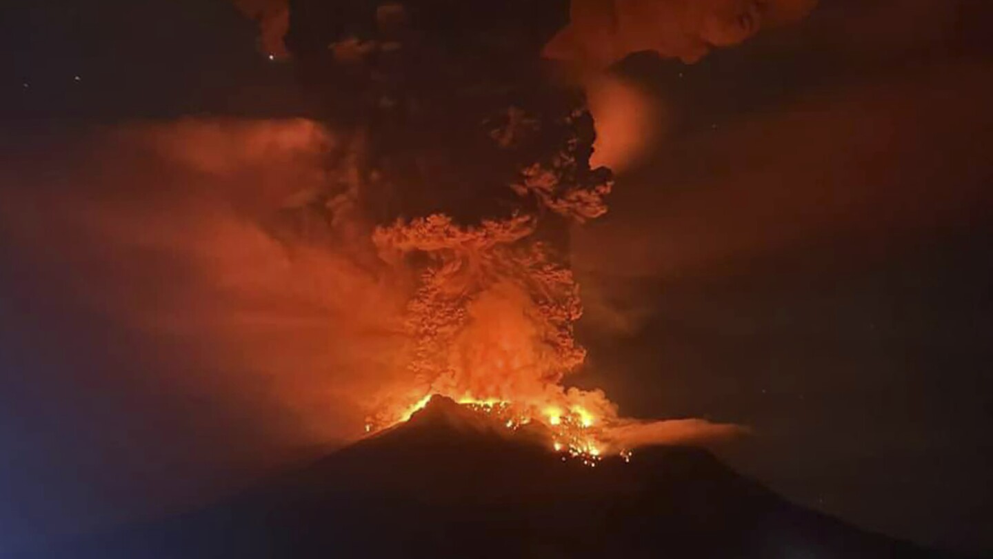Индонезийците напускат домовете си близо до изригващ вулкан и летището се затваря поради опасност от пепел