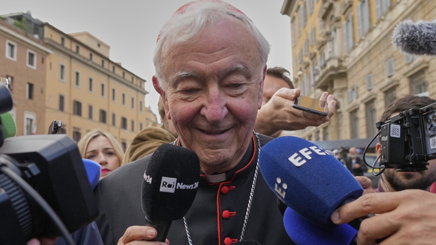 Los periodistas asedian a los cardenales en las puertas del Vaticano mientras preparan un cónclave