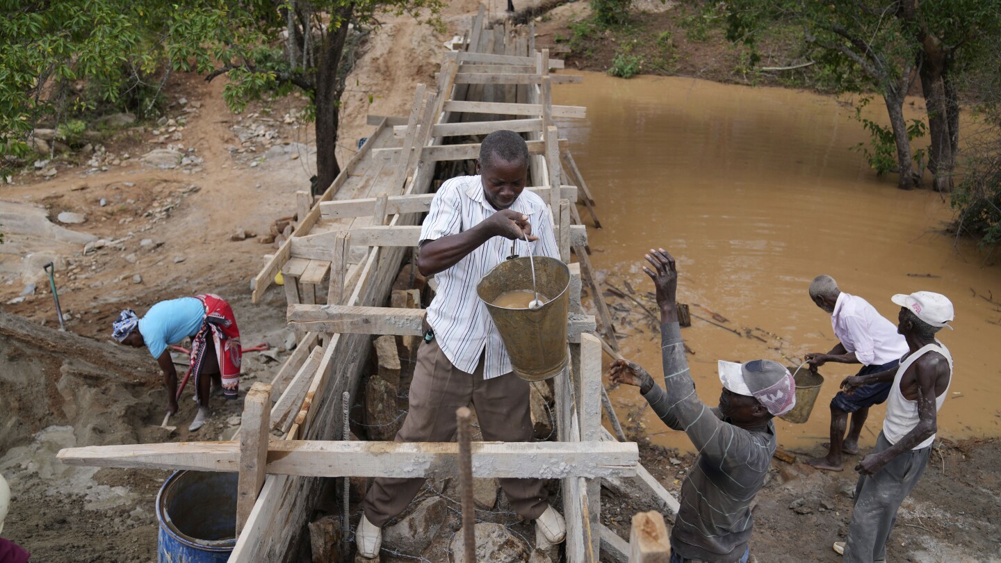За да направят вода през цялата година, кенийците в сухите райони изграждат пясъчни язовири на сезонни реки