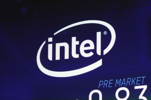 ARCHIVO - El logo de Intel se muestra en una pantalla de Nasdaq MarketSite, en Times Square de Nueva York, el 3 de octubre de 2018. (AP Foto/Richard Drew, archivo)