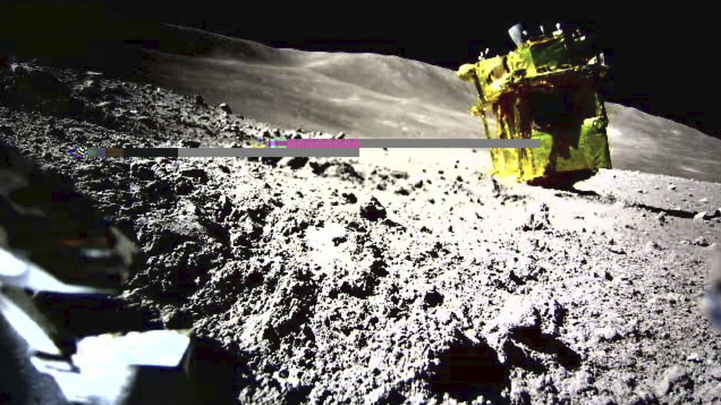 Японският прецизен апарат за кацане на Луната уцели целта си, но изглежда обърнат с главата надолу