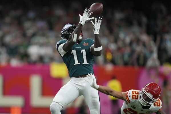 Officials' calls prove not to be decisive as Eagles dominate in Super Bowl  | AP News