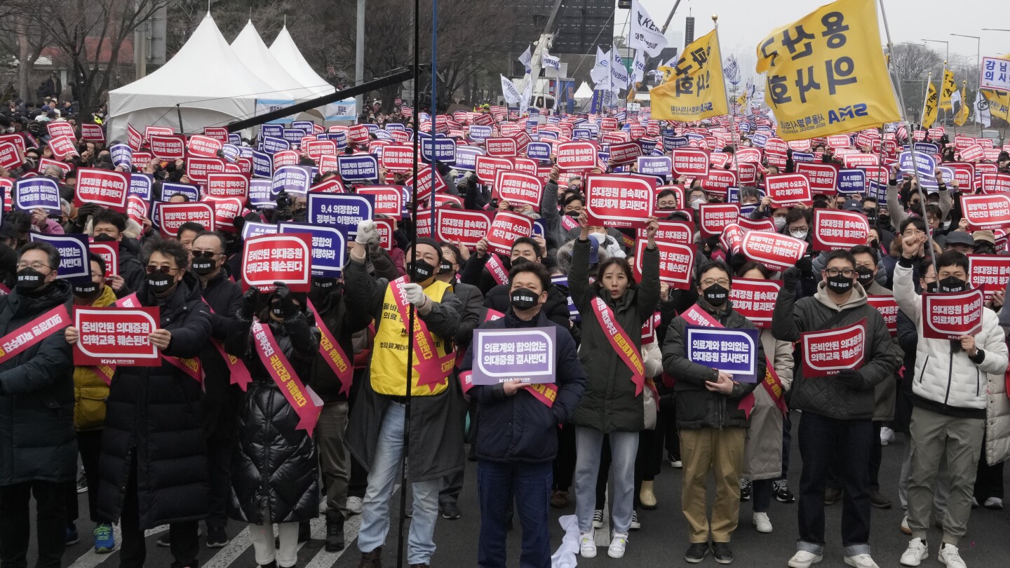 Южна Корея предприема стъпки за спиране на лицензите на стачкуващите лекари, след като те отказват да сложат край на напускането