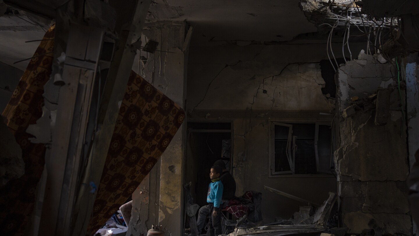 RAFAH Ивицата Газа AP — Израел бомбардира цели в пренаселения