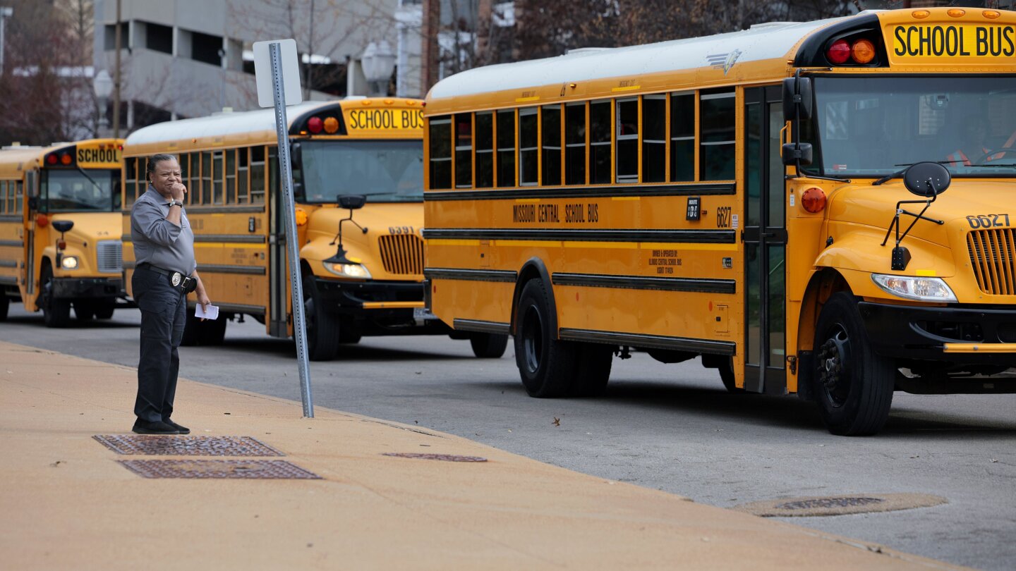 ST ЛУИС AP — Компания за училищни автобуси ще прекрати