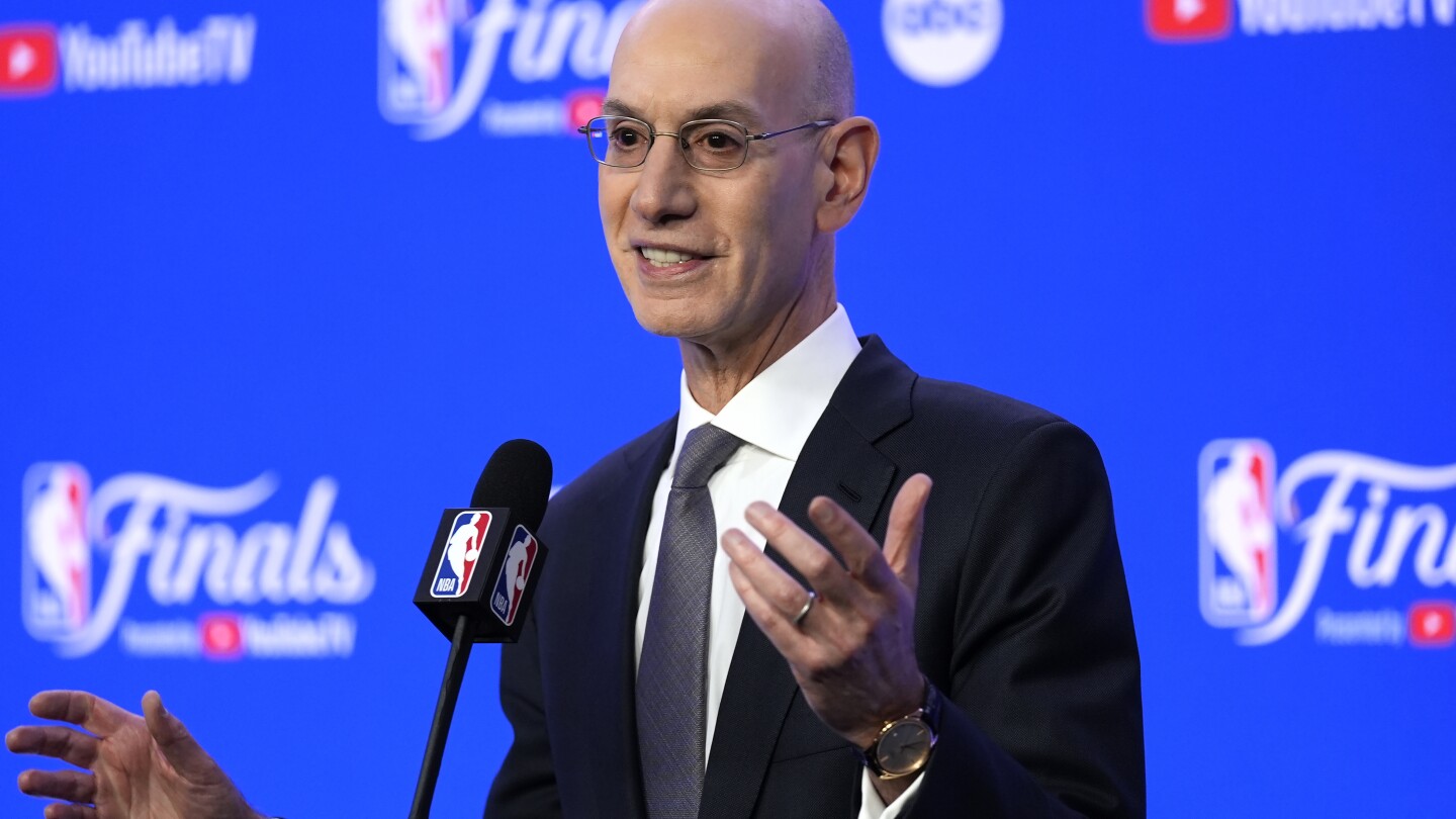 Комисарят на НБА Адам Силвър казва, че финализирането на новите сделки за медийни права е „сложен“ процес