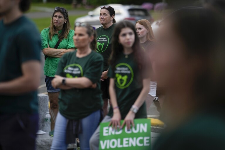 Les résidents locaux se joignent aux survivants de la fusillade de l'école primaire de Sandy Hook en 2012 pour un rassemblement contre la violence armée le vendredi 7 juin 2024 à Newtown, Connecticut.  (Photo AP/Bryan Woolston)