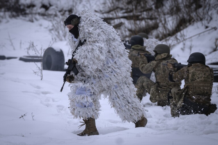 Члены проукраинского русского этнического сибирского батальона тренируются на военных учениях недалеко от Киева, Украина, среда, 13 декабря 2023 года. Украинские военные сформировали батальон солдат, полностью состоящий из российских граждан, которые хотят бороться против российского вторжения. .(AP Photo/Ефрем Лукацкий)