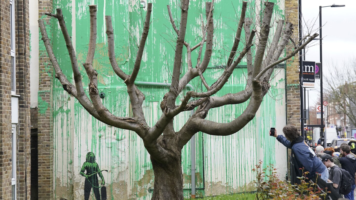 Нов стенопис на Банкси пониква до изрязано дърво в Лондон. Мнозина виждат екологично послание