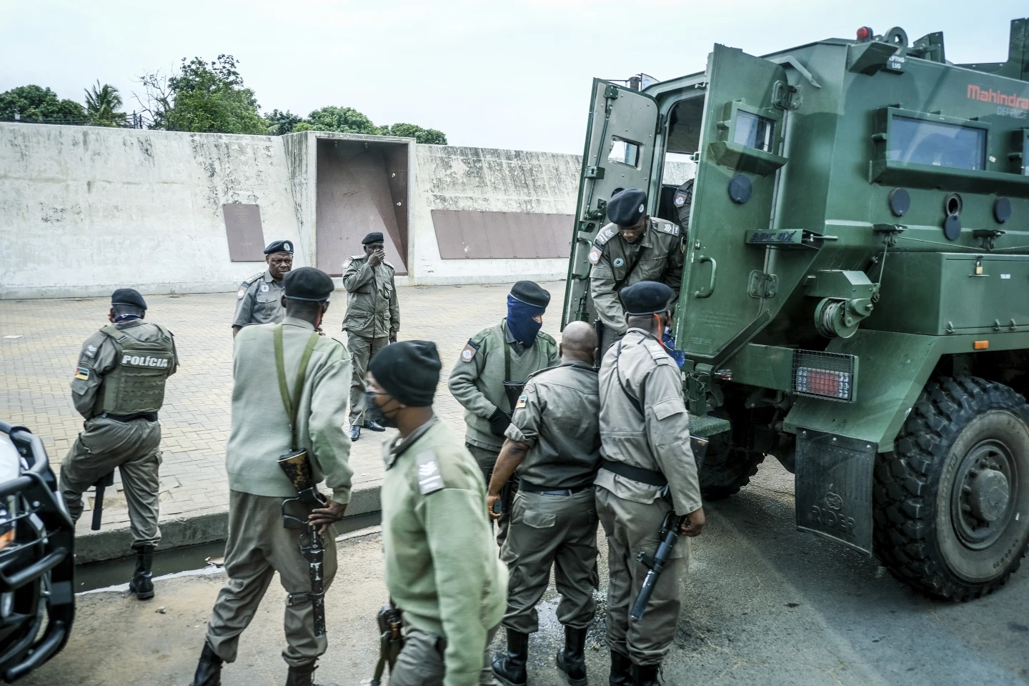 Police in Mozambique Fire Tear Gas at Opposition Politician as Post-Election Tensions Soar