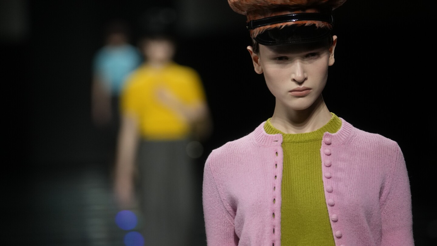Prada дава ново значение на панделките и престилките, исторически елементи от женския гардероб, за следващия сезон