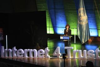 La directora general de la UNESCO, Audrey Azoulay, pronuncia un discurso durante una conferencia sobre las directrices para regular las plataformas digitales, el miércoles 22 de febrero de 2023, en París. (AP Foto/Aurelien Morissard)