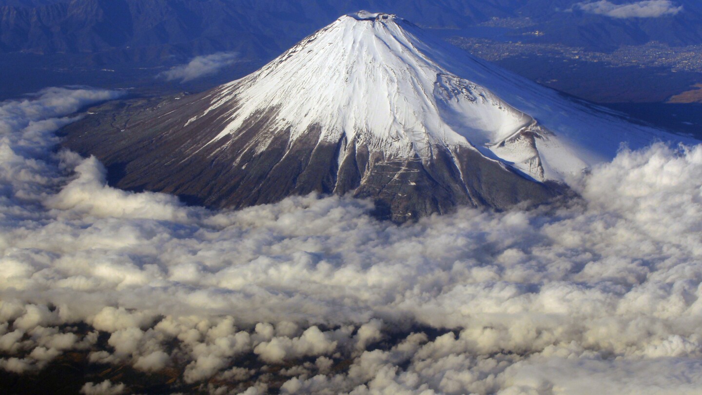 Не можем да имаме хубави неща! Япония налага нови правила за изкачване на връх Фуджи, за да се бори с прекомерния туризъм, изхвърлянето на боклук