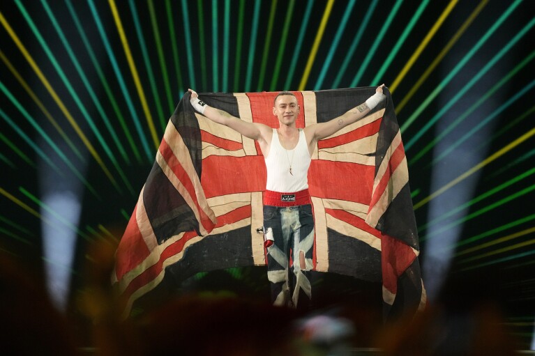 Olli Alexander, du Royaume-Uni, se tient lors du défilé des drapeaux lors de la grande finale du Concours Eurovision de la chanson à Malmö, en Suède, le samedi 11 mai 2024. (AP Photo/Martin Meissner)