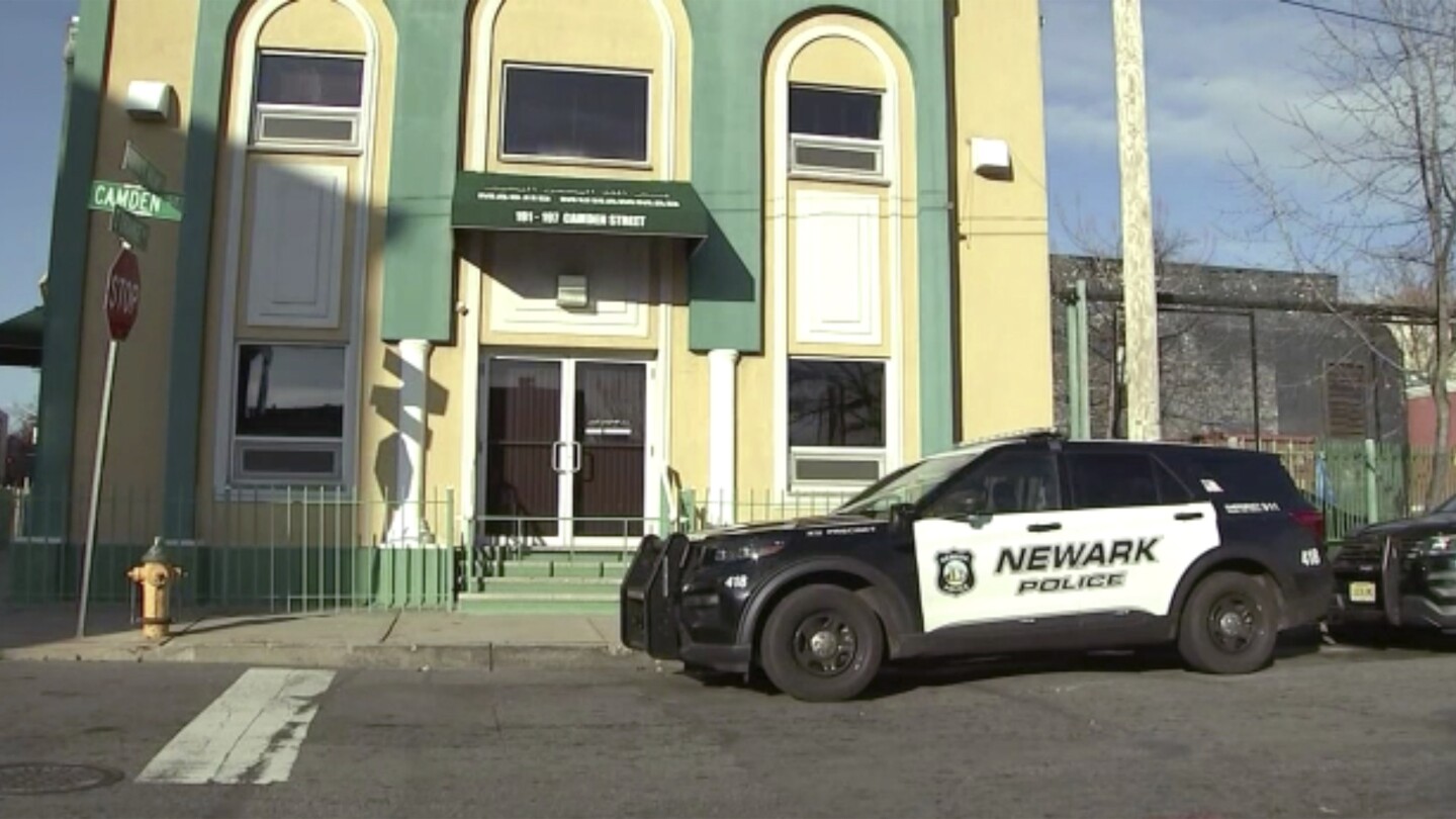 Полицията в Ню Джърси издирва убиеца на мюсюлмански духовник пред джамията в Нюарк