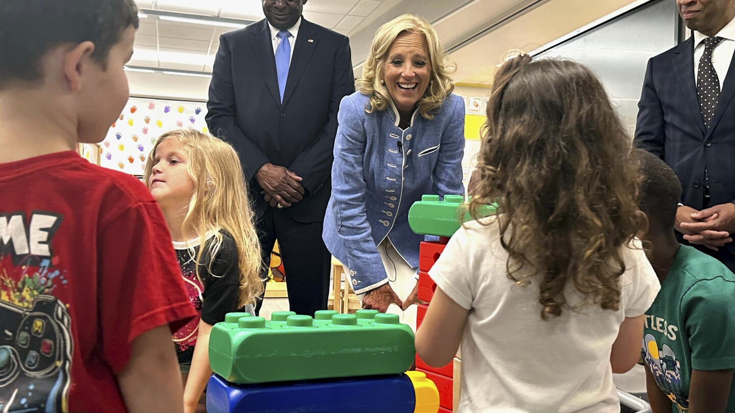 Jill Biden y Lloyd Austin visitan una base de Alabama para promocionar la ampliación de los beneficios militares