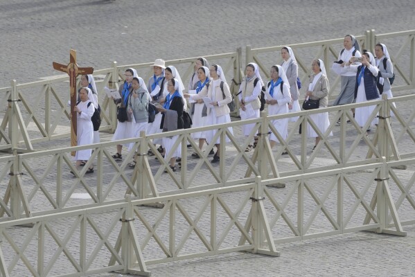 Nuns arrive at St. Peter's Square at the Vatican where 133 cardinals gather on the second day of the conclave to elect successor of late Pope Francis, Thursday, May 8, 2025. (AP Photo/Markus Schreiber)