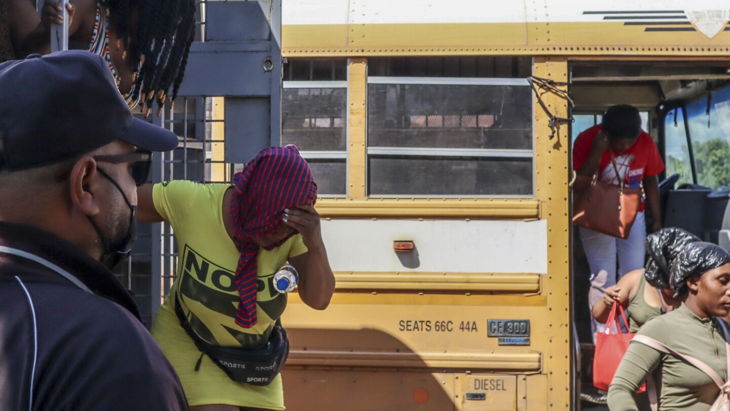 Migrantes haitianos relatan abusos mientras República Dominicana redobla  las deportaciones | AP News