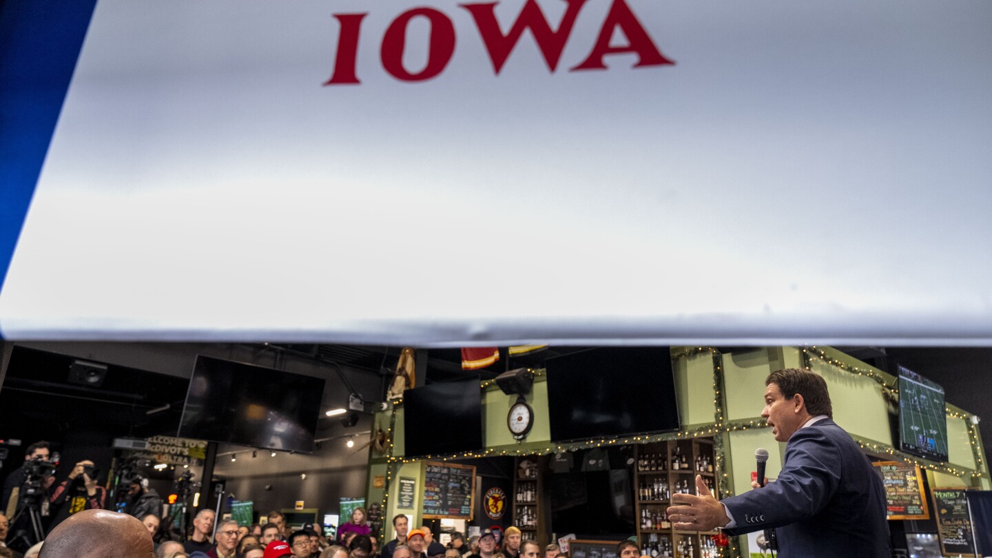 Рон ДеСантис се насочва към събранията в Айова, демонстрирайки обществено доверие и чувство за хумор