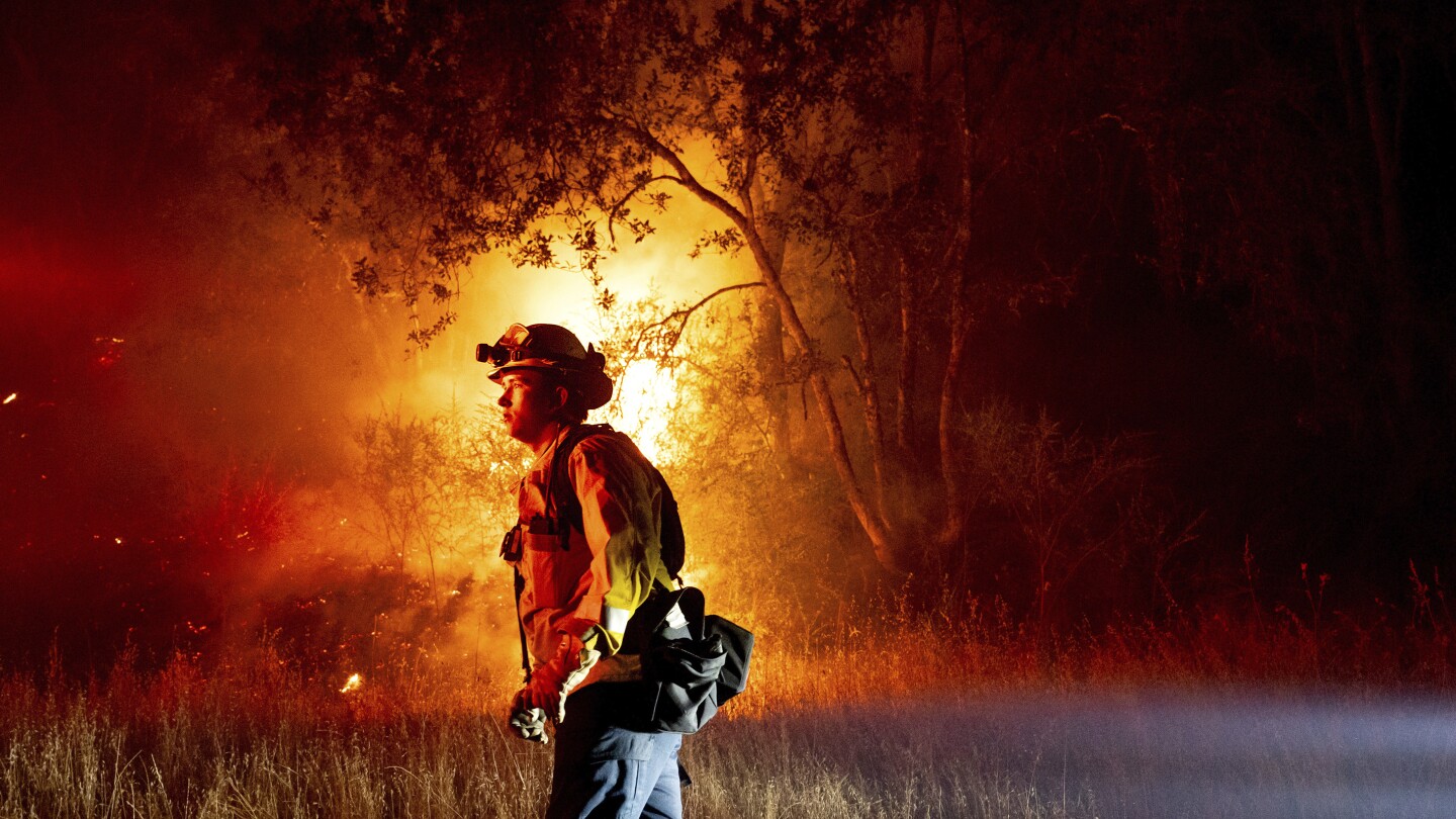 ЛОС АНДЖЕЛИС AP — Пожарникарите засилиха ограничаването на голям горски