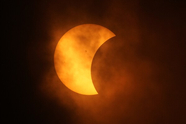 يغطي القمر الشمس جزئيًا أثناء كسوف كلي للشمس كما يُرى من إيجل باس، تكساس، الاثنين 8 أبريل 2024. (AP Photo/Eric Gay)