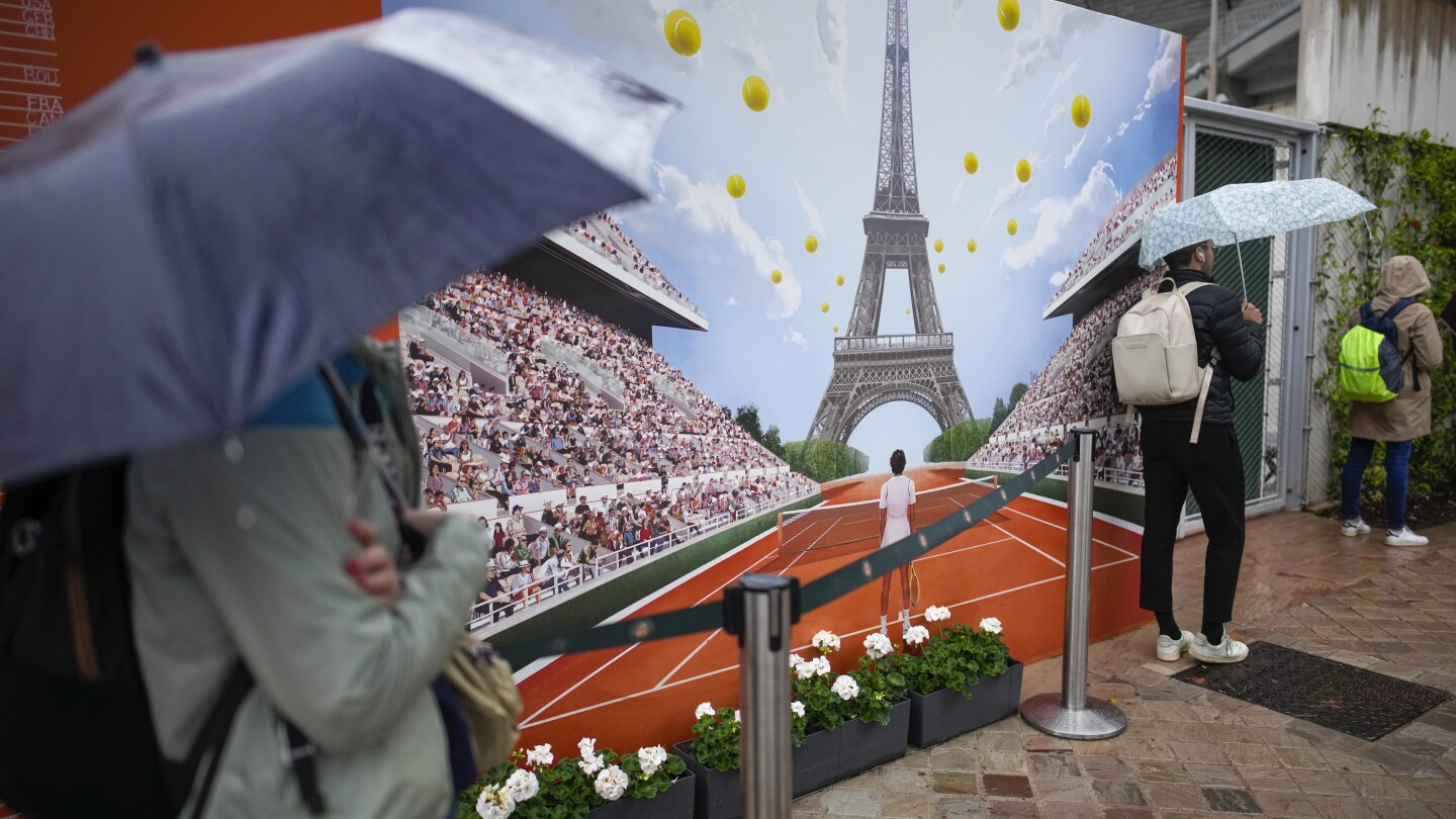 Дъжд, дъжд, махни се: Играчите на Откритото първенство на Франция се справят със стреса от дъждовете, които променят графика