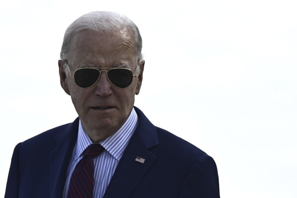 El presidente estadounidense Joe Biden llega al aeropuerto de Orly, en el sur de ParÃ­s, el miÃ©rcoles 5 de junio de 2024. (Julien de Rosa, Pool vÃ­a AP)