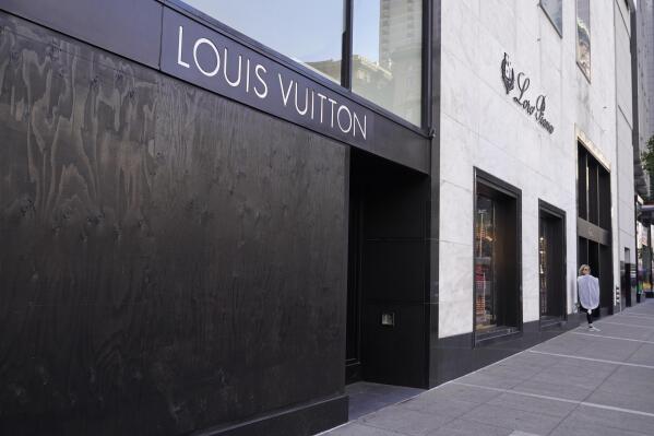 Louis Vuitton Store Robbed in San Francisco's Union Square 