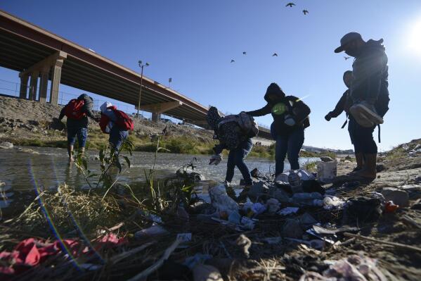 Migrants walk towards the US-Mexico border in Ciudad Juárez, Mexico, Wednesday, Dec. 14, 2022. (AP Photo/Christian Chavez)