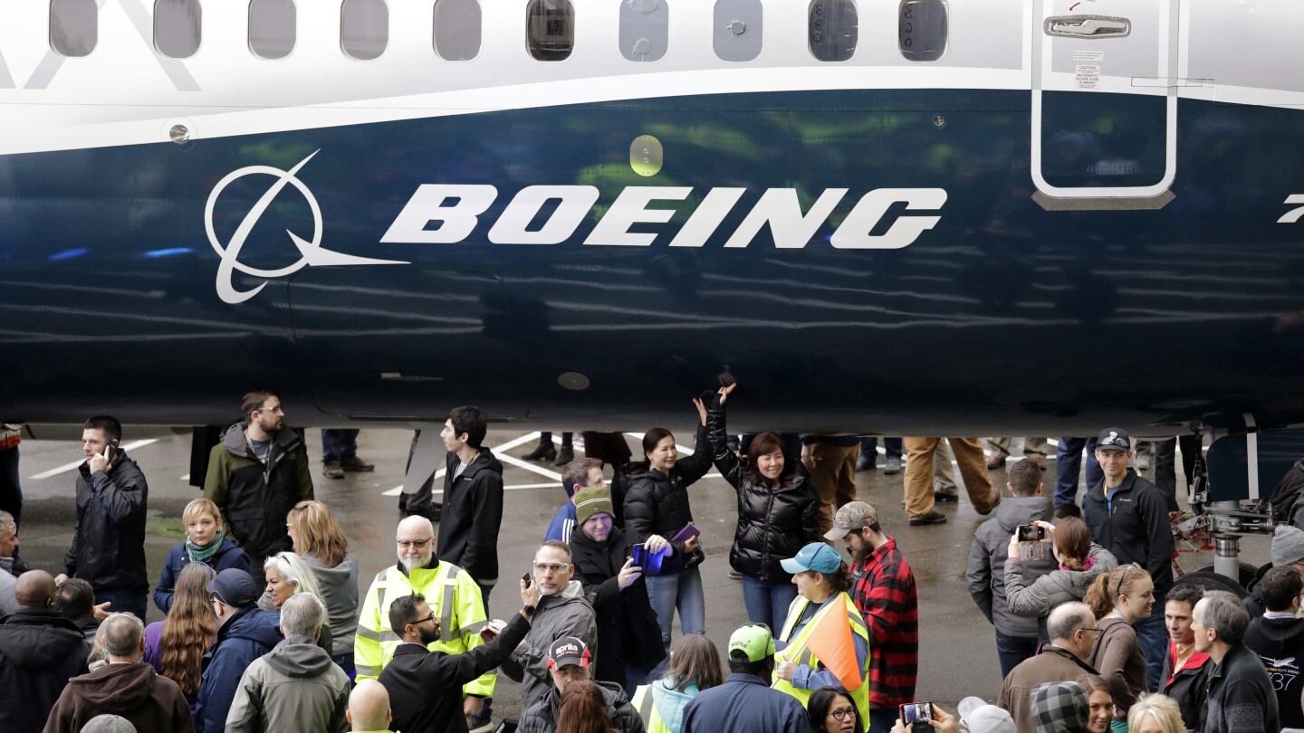 Акционерите на Boeing в петък одобриха компенсация от 32 8 милиона