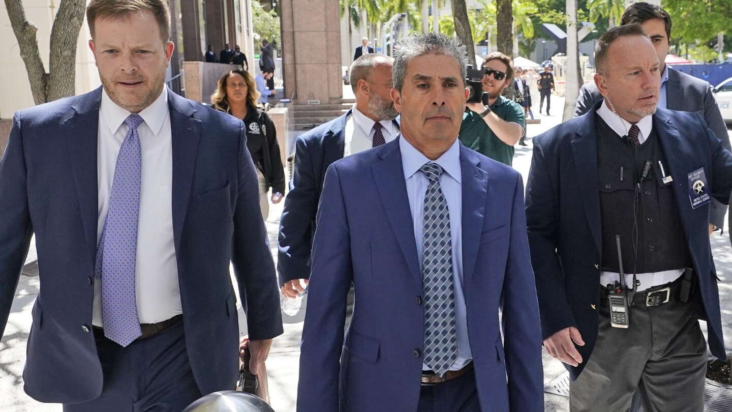 Mar-a-Lago-Manager De Oliveira tritt zum ersten Mal vor Gericht im Fall Trumps geheime Dokumente auf
