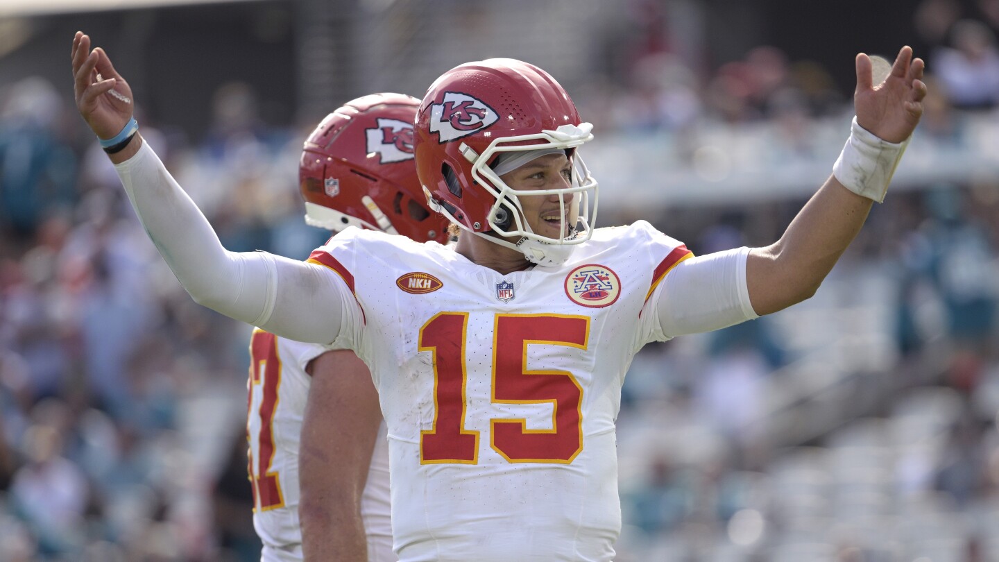 Chiefs and Patrick Mahomes agree to restructured deal to include big pay  raise, AP source says