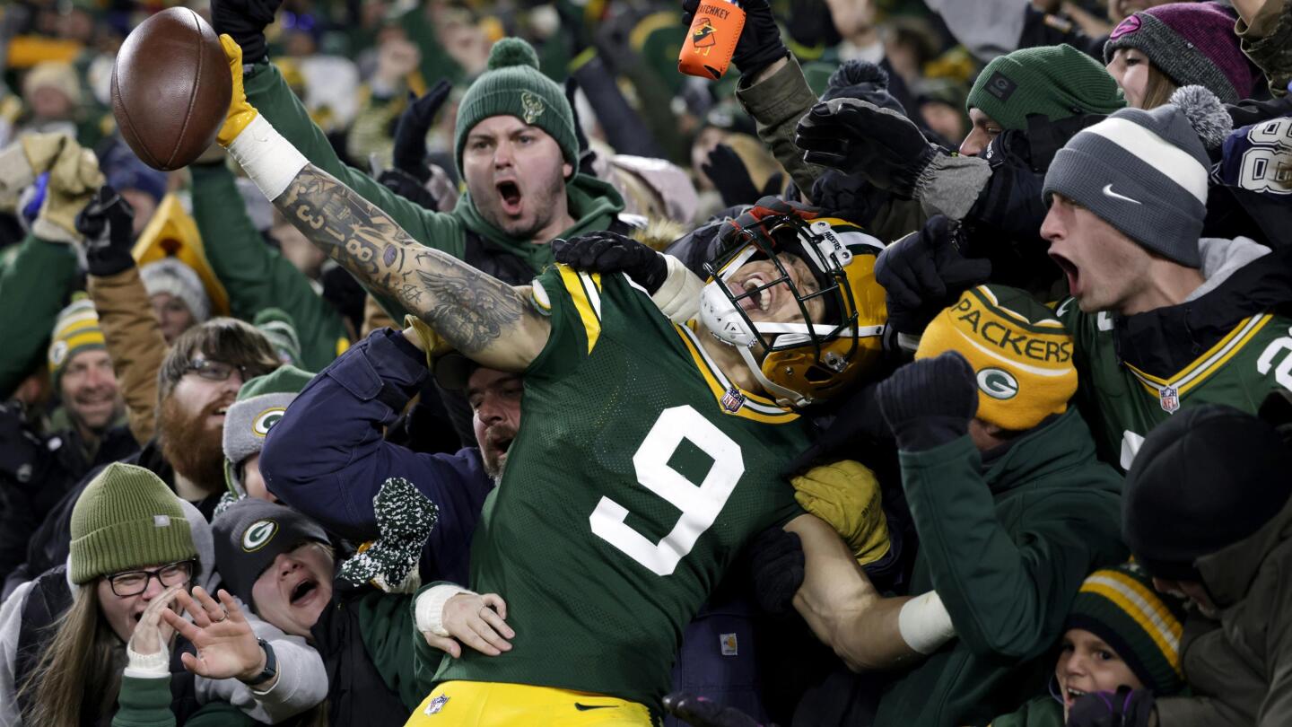 Packers rookie Christian Watson celebrates 58-yard TD with end zone backflip