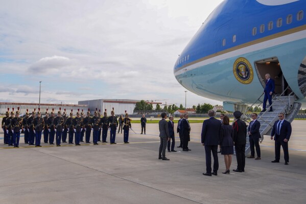2024年6月5日，星期三，总统乔·拜登抵达巴黎南部的奥利机场后离开空军一号。拜登正在法国纪念诺曼底登陆80周年。（美联社照片/埃文·武奇）