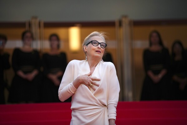 2024年5月14日火曜日、南フランスで開催された第77回カンヌ国際映画祭の授賞式と『第二幕』のプレミアに到着し、カメラマンに向けてポーズをとるメリル・ストリープ。（写真提供：ダニエル・コール/インビジョン/AP） )