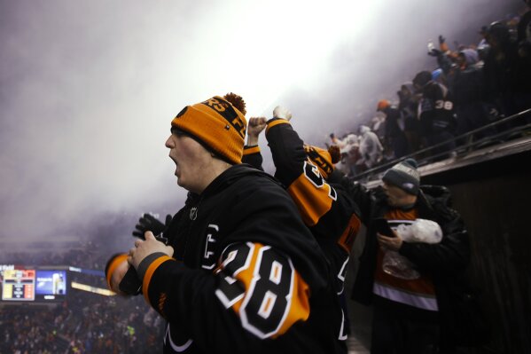 Giroux scores OT winner to lead Flyers past Penguins in outdoor game