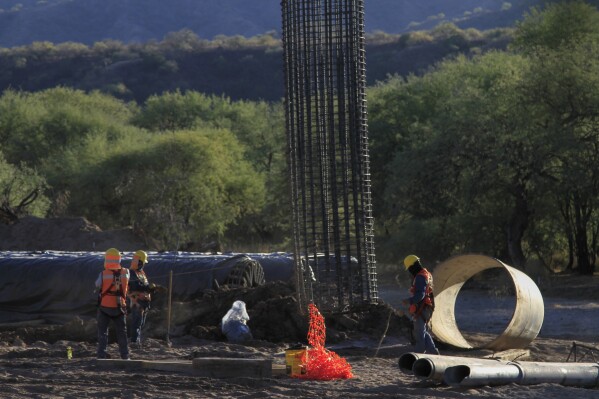 Continúa la construcción de una nueva línea de tren en el norte de México, en San Lorenzo, estado de Sonora, México, el lunes 13 de noviembre de 2023. (Foto AP/Luis Castillo)