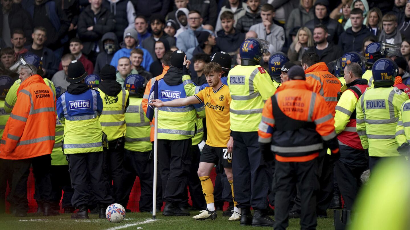 Английските футболни власти обещаха да премахнат проблемите с феновете след инцидента с Уест Бромич-Вълците