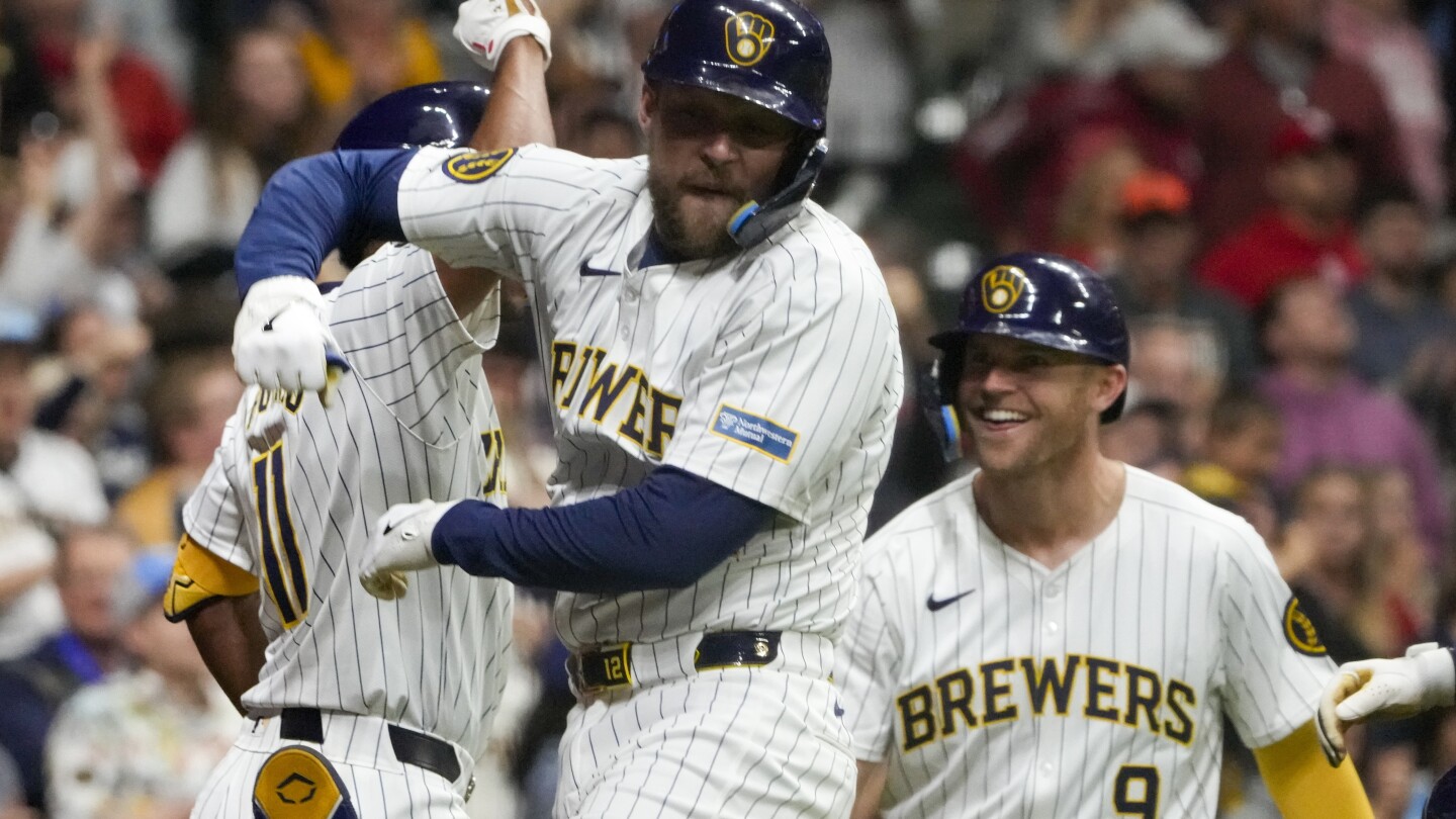 Rhys Hoskins slugs 3-run homer in 7th to help Brewers send Cardinals to 7th straight loss