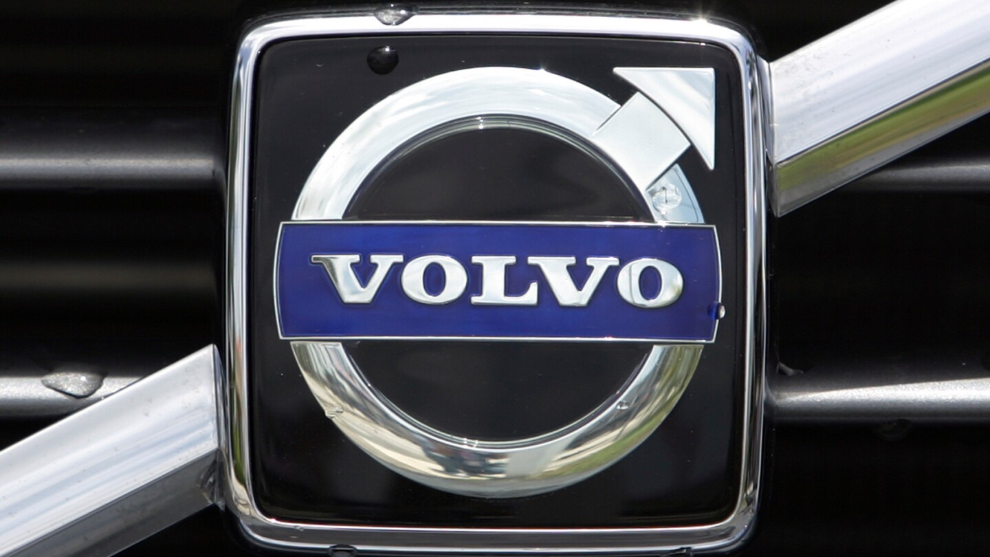 Volvo Cuts 3,000 Jobs, Shifts to Plug-In Hybrids