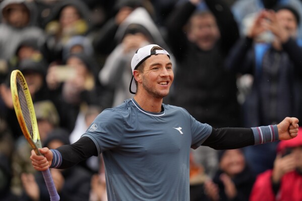 Jan-Lennard Struff of Germany celebrates winning the final match against Taylor Fritz of the United States at the Tennis ATP tournament in Munich, Germany, Sunday, April 21, 2024. (AP Photo/Matthias Schrader)