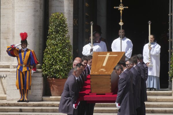 El ataúd del papa Francisco llega a la Basílica de Santa María la Mayor en Roma el sábado 26 de abril de 2025.(AP Foto/Francisco Seco)