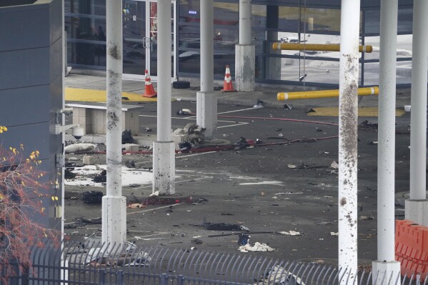 Los escombros están esparcidos dentro de la plaza de aduanas en el cruce fronterizo del Puente Rainbow, el miércoles 22 de noviembre de 2023, en Niagara Falls, Nueva York. El cruce fronterizo entre Estados Unidos y Canadá se cerró después de que un vehículo explotara en un puesto de control en un puente cerca Cataratas del Niágara.  La oficina de campo del FBI en Buffalo dijo en un comunicado que estaba investigando la explosión en el Puente Arcoíris, que conecta los dos países a través del río Niágara.  (Derek Gee/The Buffalo News vía AP)