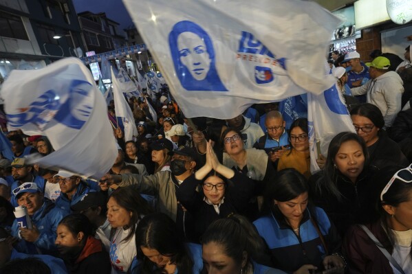 Los partidarios de Luisa González, candidata presidencial del Movimiento Político Revolución Ciudadana, animan durante un mitin antes de las elecciones anticipadas, programadas para el 20 de agosto en Quito, Ecuador, el miércoles 16 de agosto de 2023. (AP Foto/Dolores Ochoa)