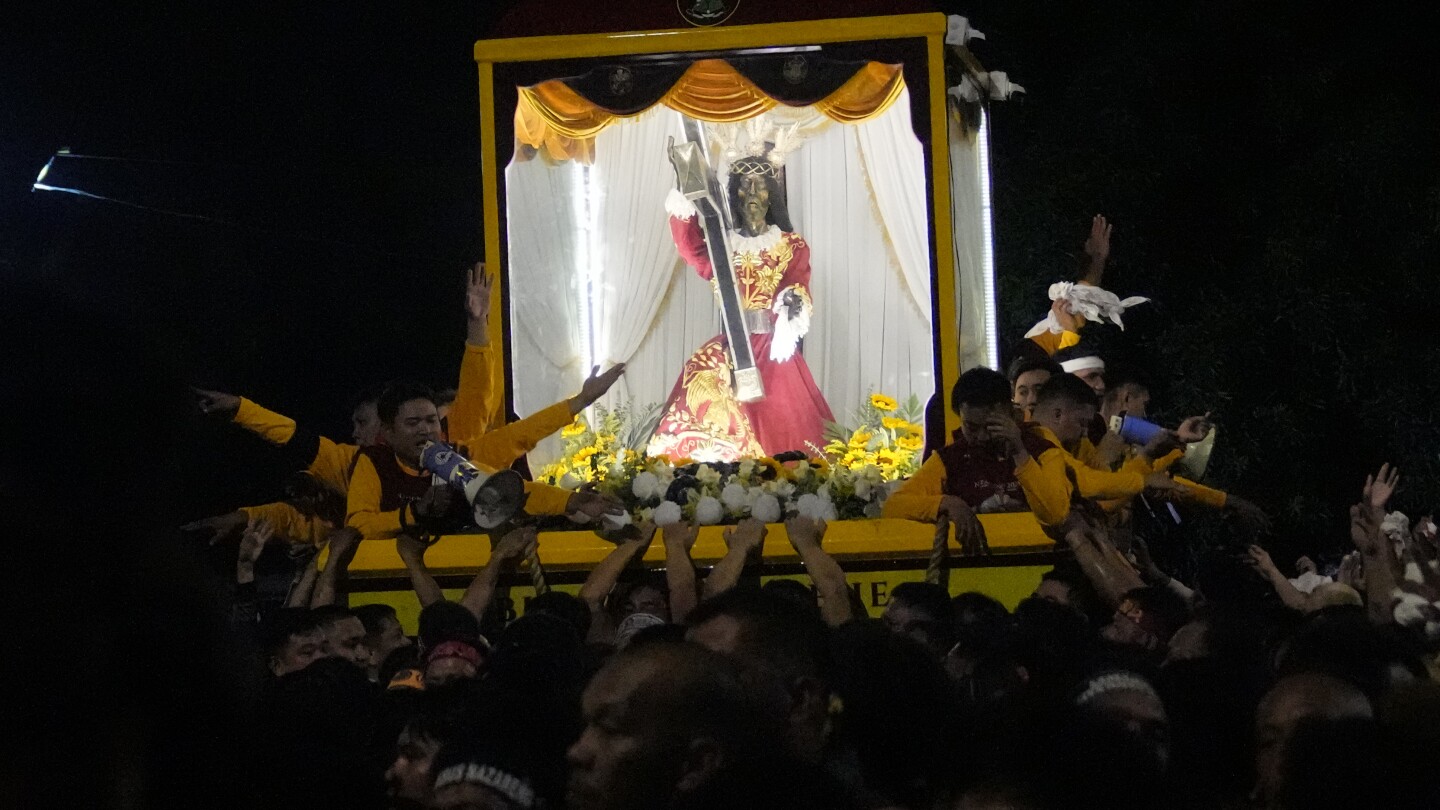 Филипинските католици се молят за мир в Близкия изток в масивна процесия, почитаща черна статуя на Исус