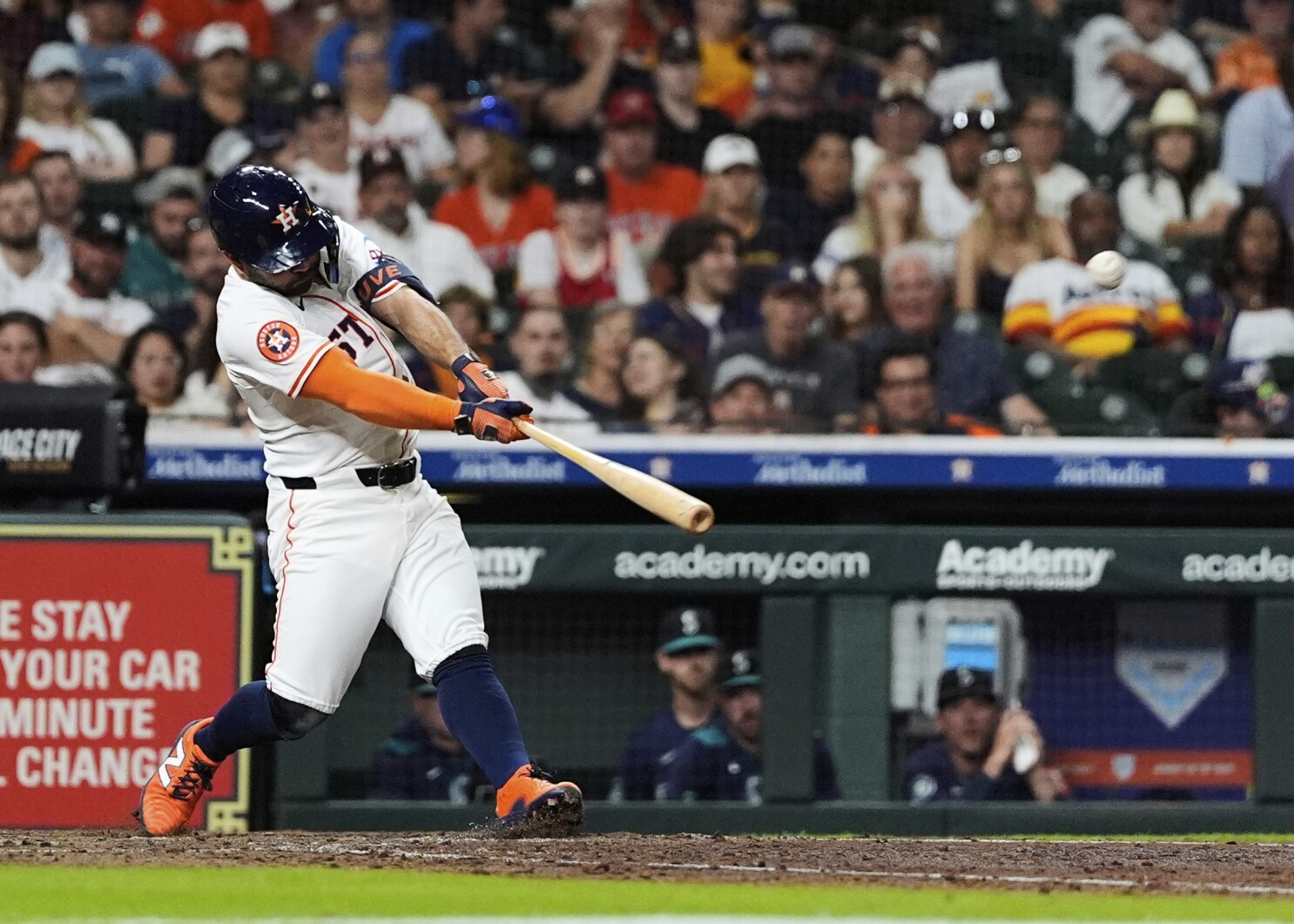 Altuve's 2 homers and Peña's milestone triple propel Astros past Mariners 9-2