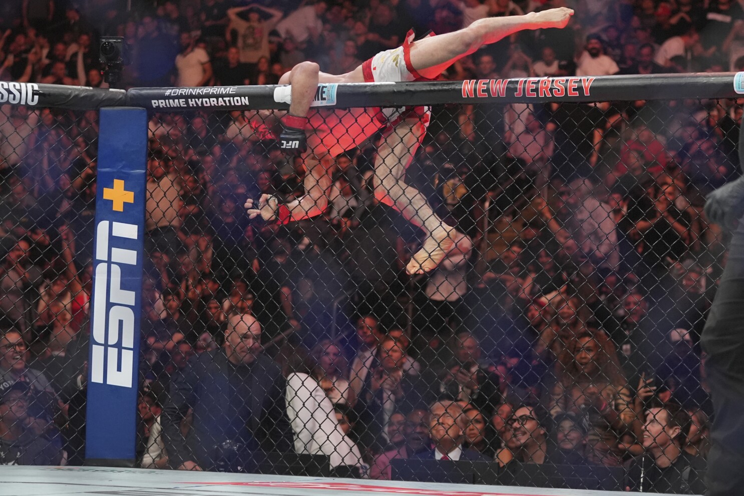 Observado por Trump, Dvalishvili retiene título de 135 libras en UFC 316