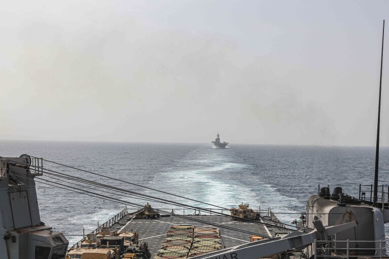 En esta imagen proporcionada por la Armada de los EE. UU., el buque de desembarco anfibio USS Carter Hall y el buque de asalto anfibio USS Bataan transitan por el estrecho de Bab al-Mandeb el 9 de agosto de 2023. El máximo comandante de las fuerzas navales estadounidenses en Medio Oriente dice que Yemen Los rebeldes hutíes no dan señales de poner fin a sus ataques “imprudentes” contra barcos comerciales en el Mar Rojo.  Pero el vicealmirante Brad Cooper dijo en una entrevista con Associated Press el sábado que más naciones se están uniendo a la misión marítima internacional para proteger los buques en la vía fluvial vital y que el tráfico comercial está comenzando a aumentar.  (Spc. de Comunicaciones de Masas de 2da Clase Moisés Sandoval/Marina de EE.UU. vía AP)